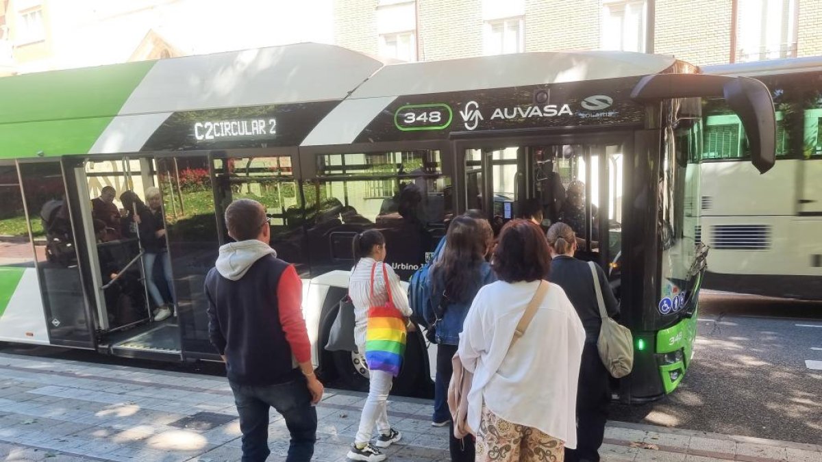 Viajeros toman un autobús de la línea Circular. -PHOTOGENIC