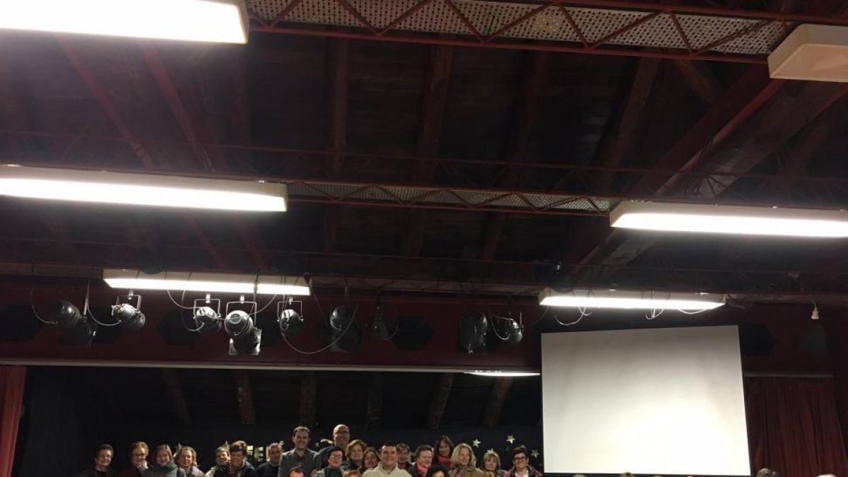 Foto de familia de los asistentes al acto contra la violencia de género, ayer en el centro cultural ‘La Cilla’ de La Seca.-E.M.