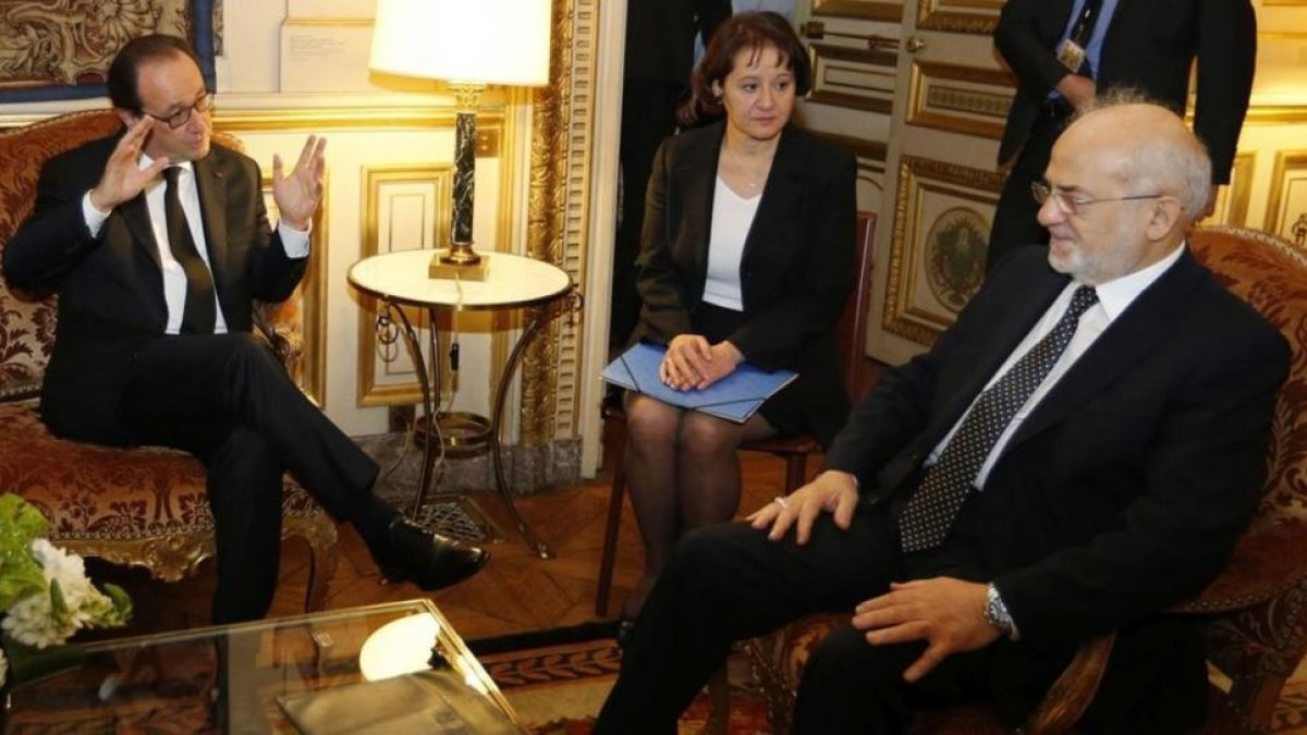 El presidente Francois Hollande con el ministro de Exteriores iraquí, Ibrahim al Jaafari, en París.-AP / REGIS DUVIGNAU