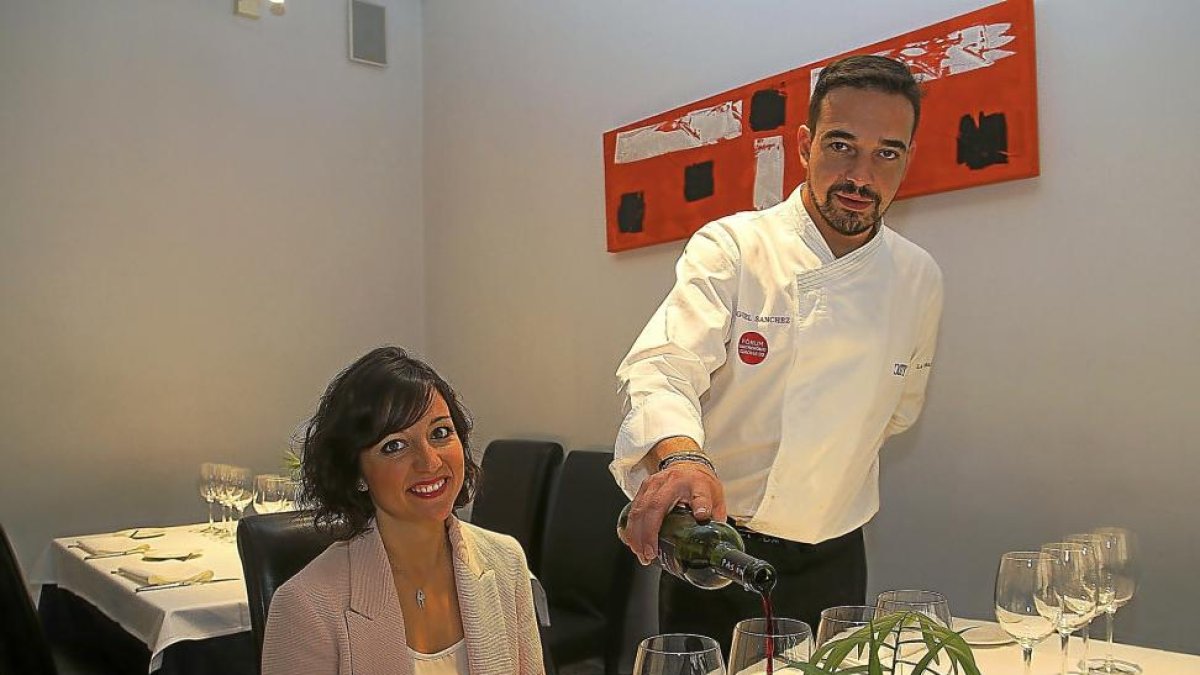 APUESTA SEGURA. Sara Bayón espera el servicio del vino para degustar una de sus ensaladas preferidas.-BRÁGIMO