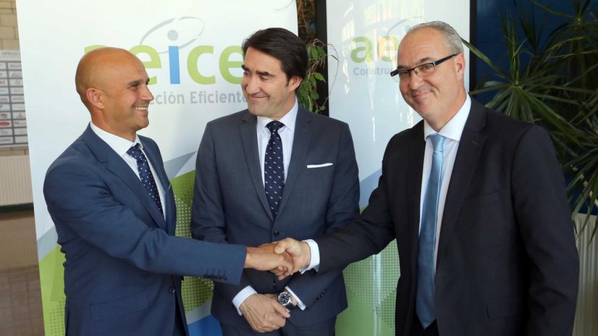 El consejero de Fomento y medio Ambiente, Juan Carlos Suárez-Quiñones, clausura la Asamblea general del Clúster AEICE, junto a su nuevo presidente, Ricardo Fortuoso (I) y el saliente Alejandro Miranda (D)-Miriam Chacón / ICAL