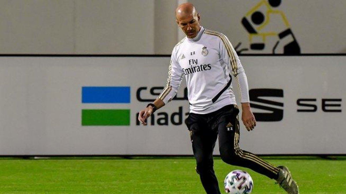 Zinedine Zidane durante el último entrenamiento del Madrid antes de la Supercopa-AFP