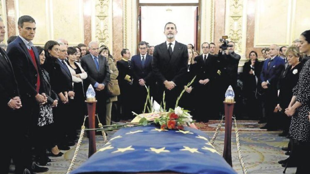 3El rey Felipe VI, ayer, en la capilla ardiente del expresidente del Congreso Manuel Marín instalada en el salón de los pasos perdidos de la Cámara baja-EFE