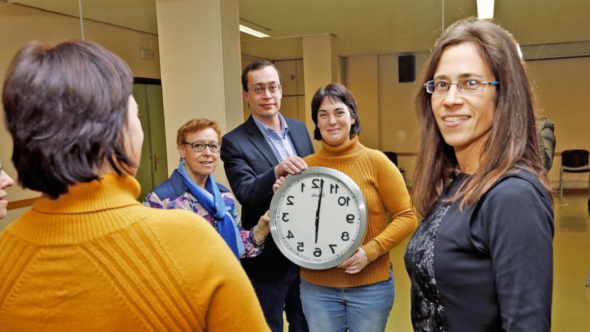 Luisa, Fernando, María del Mar y Raquel, usuarios del Banco del Tiempo por el que intercambian horas y habilidades.-J. M. LOSTAU