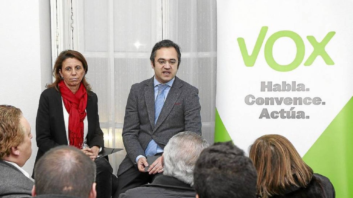 Ana Velasco y Alfredo Fernández en la sede de VOX en Valladolid-J. M. LOSTAU