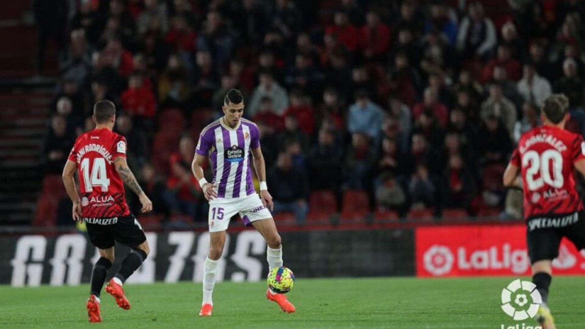 El Yamiq es presionado por Dani Rodríguez. / LALIGA