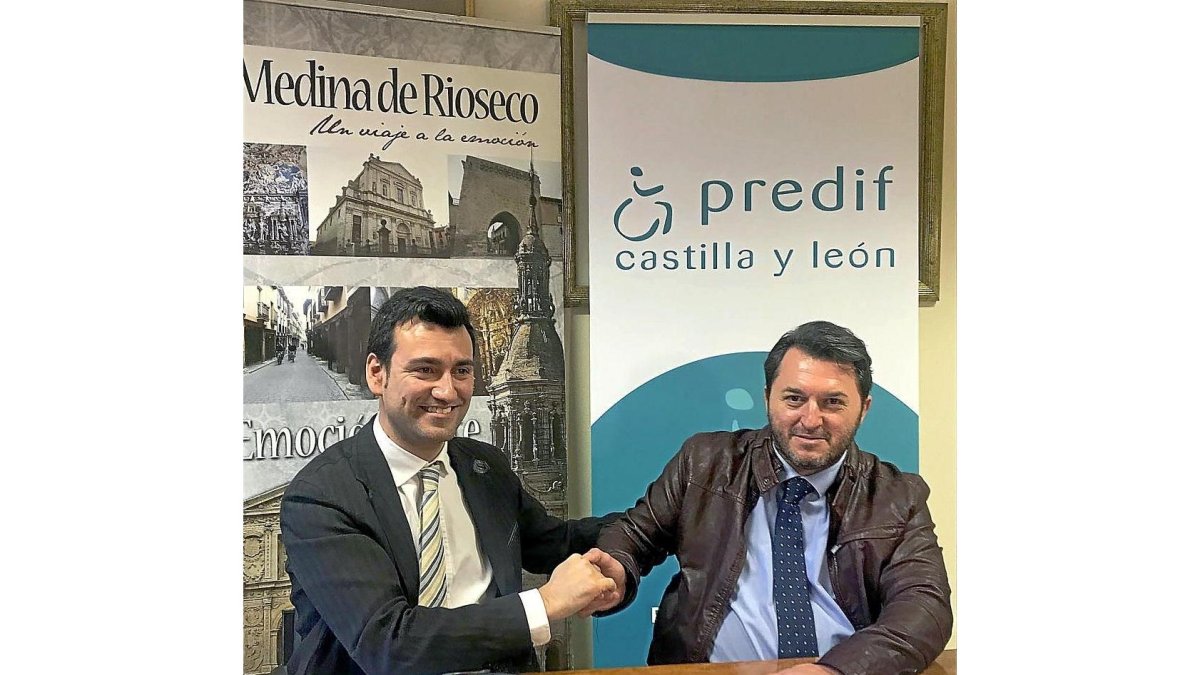 David Esteban y Francisco Sardón ayer, tras la firma del convenio.-EL MUNDO