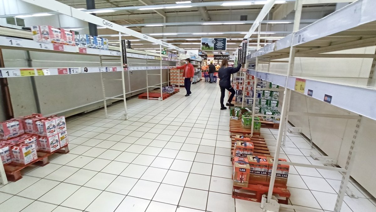 Lineales de productos lácteos vacíos en un supermercado de Ponferrada. ICAL