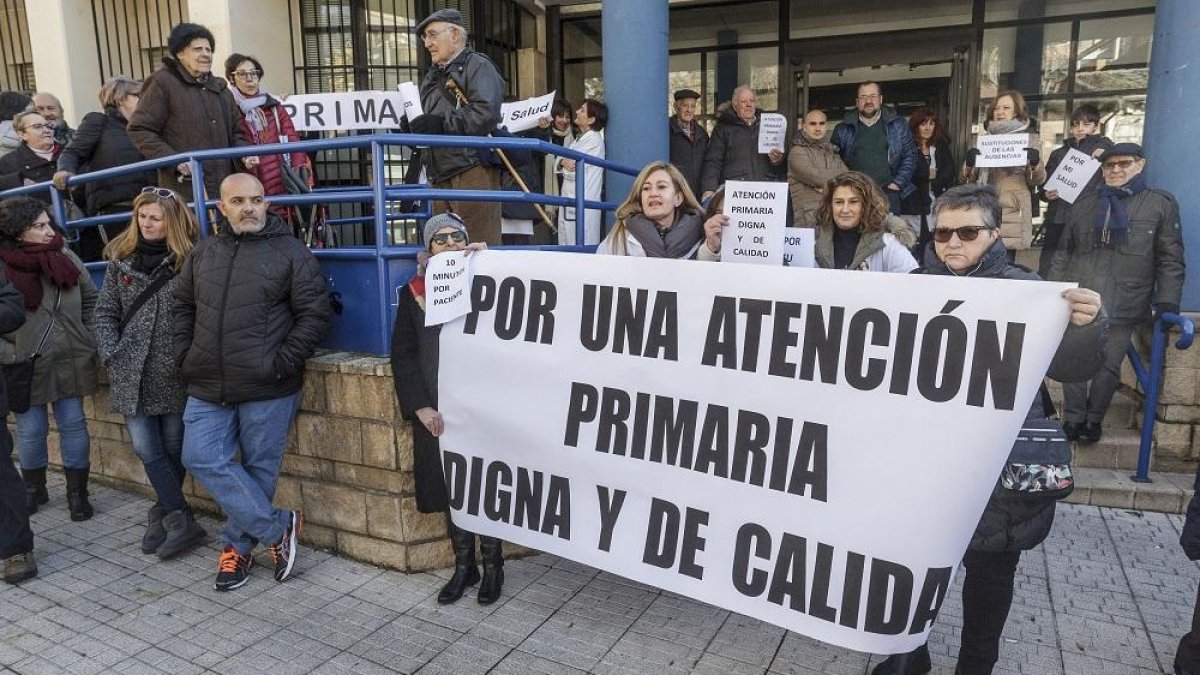 Pacientes y profesionales del centro de salud de Los Cubos, en Burgos, han vuelto a movilizarse después de que tres doctoras renunciaran a su puesto por la sobrecarga de trabajo que soportan.-RAÚL OCHOA