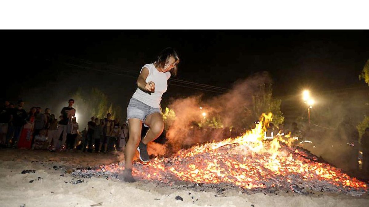 Ambiente de hogueras en la playa de las moreras por las fiestas de San Juan. JOAQUÍN RIVAS / PHOTOGENIC