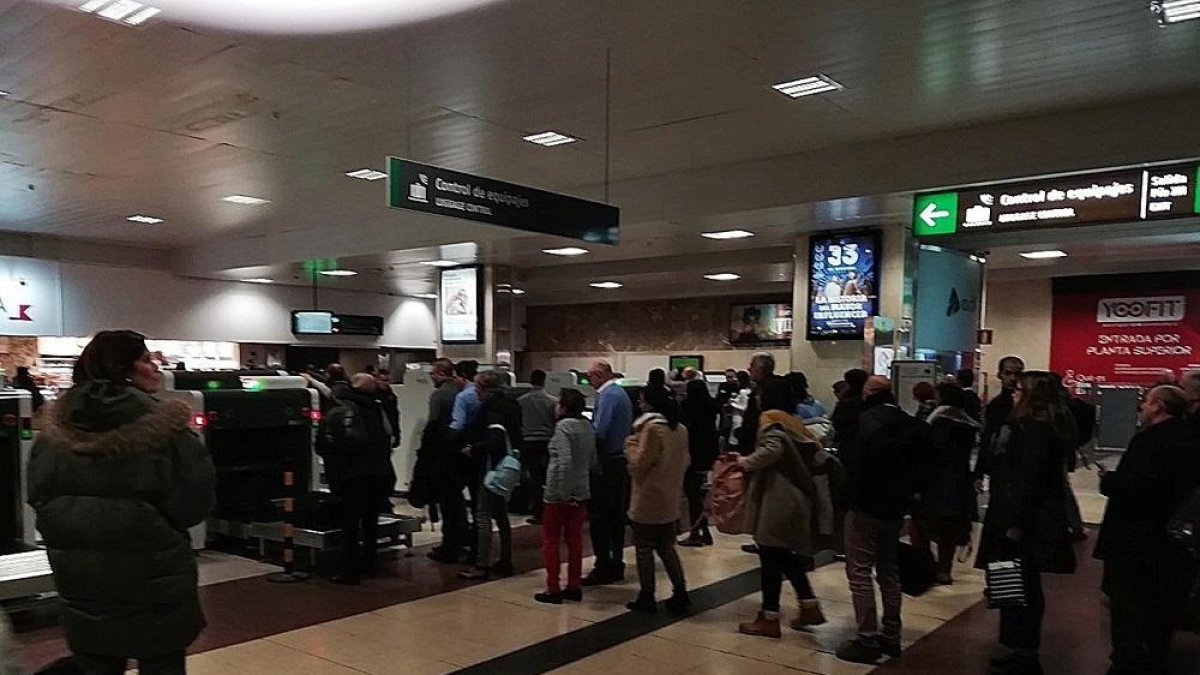 Colas de viajeros en la estación de Chamartín (Madrid) antes de cruzar los nuevos controles de seguridad implantados por Adif.-E.M.