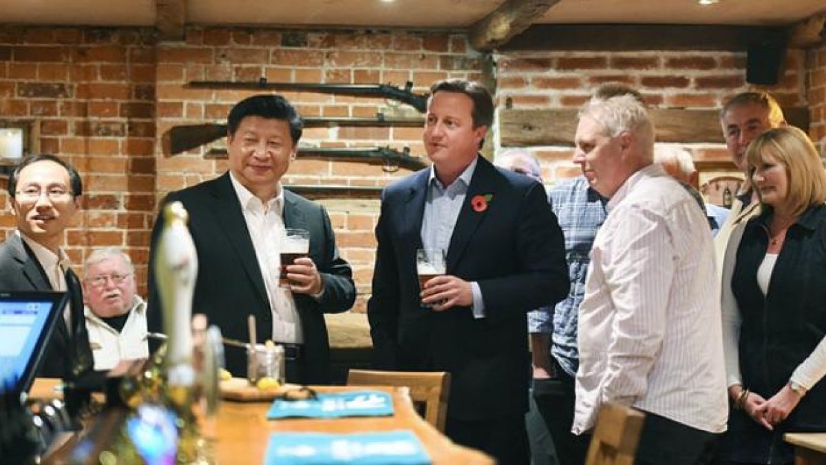 El primer ministro británico se ha llevado al presidente chino a tomar unas pintas de cerveza a un pub.-YOUTUBE