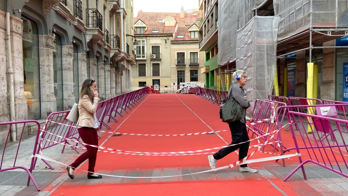 Dos personas pasan por la pasarela colocada en la calle Licenciado Vidriera. | J. M. LOSTAU