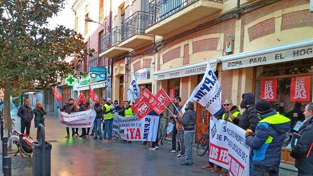 Agentes de la Policía Municipal de Medina del Campo en una de sus recientes movilizaciones.-EL MUNDO