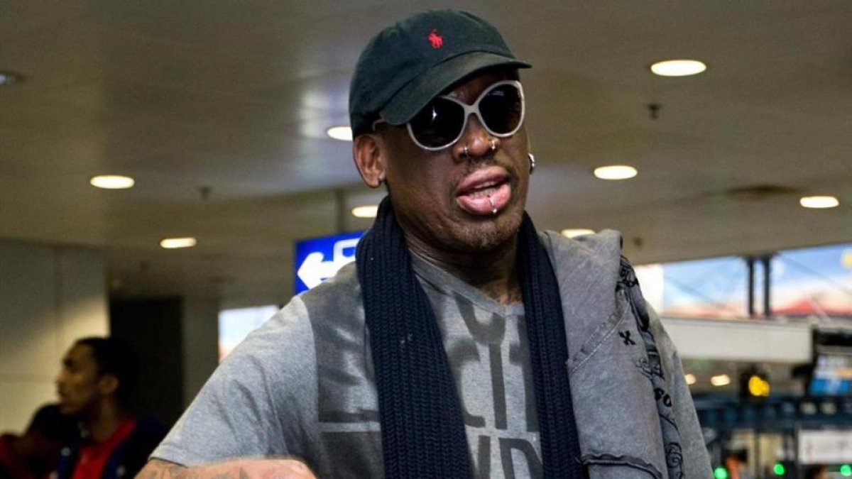 El exjugador de la NBA Dennis Rodman en el aeropuerto de Pekín en el 2013.-ANDY WONG