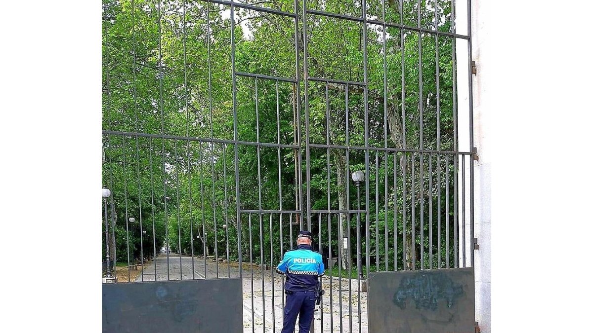 Imagen de archivo de un agente de policía cerrando el Campo Grande.- E.M