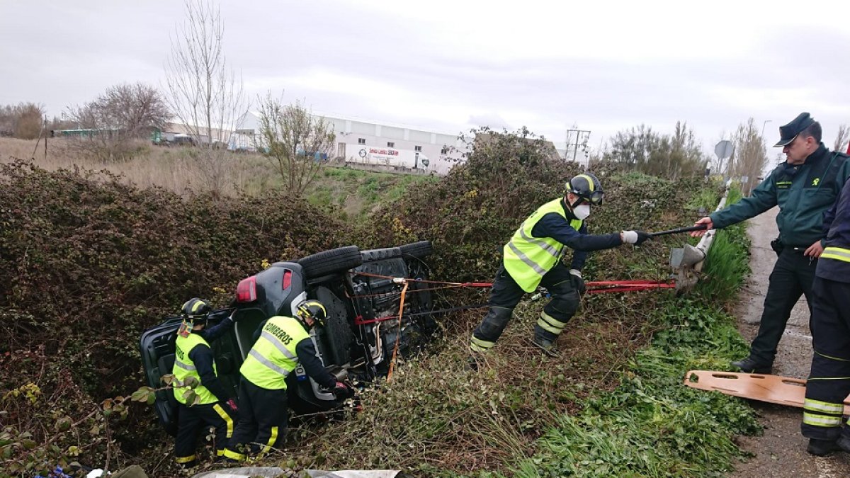 Imagen del rescate del conductor atrapado en el término municipal de Laguna de Duero.- E. M.