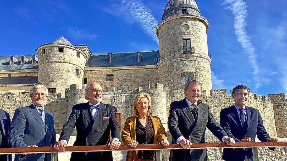 José María Burrieza, Alfredo Alvar, María José Salgueiro, Íñigo Méndez de Vigo y Alberto Plaza ayer, durante su visita al Archivo de Simancas.-EL MUNDO