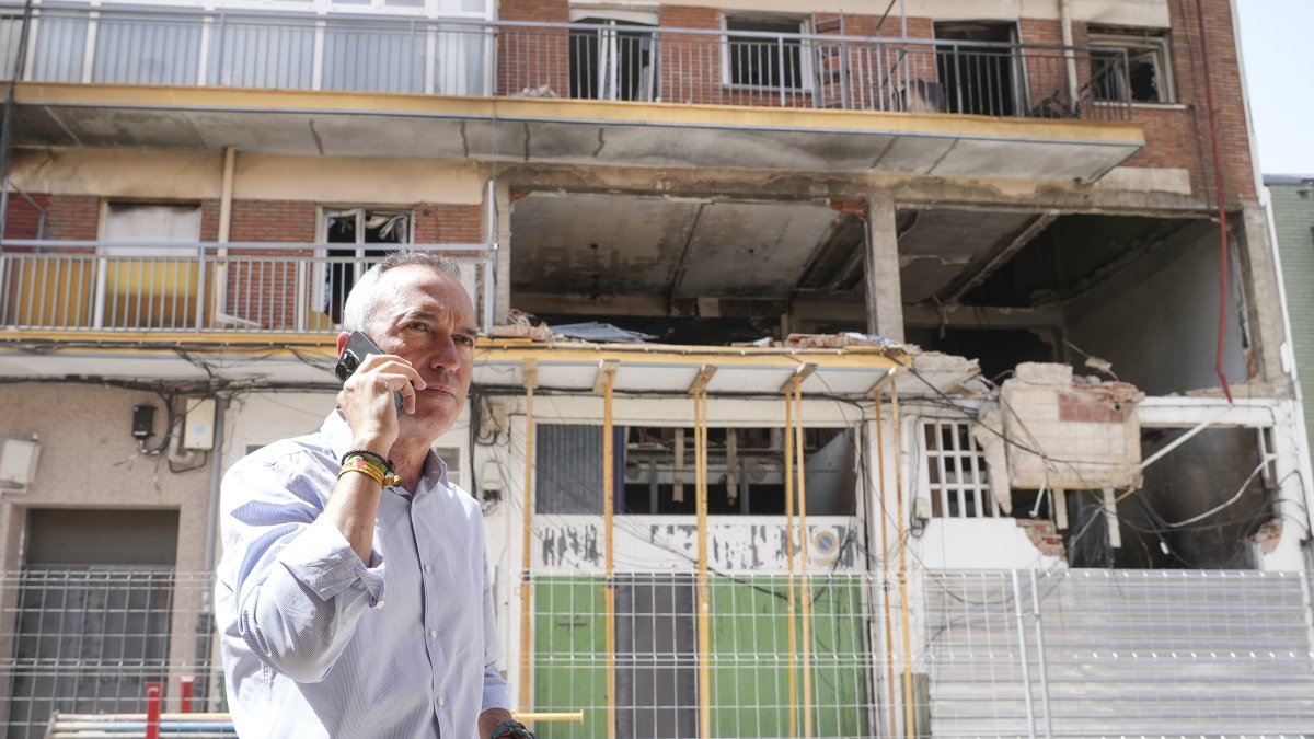 El concejal Ignacio Zarandona visita el edificio de la calle Goya. J.M. LOSTAU