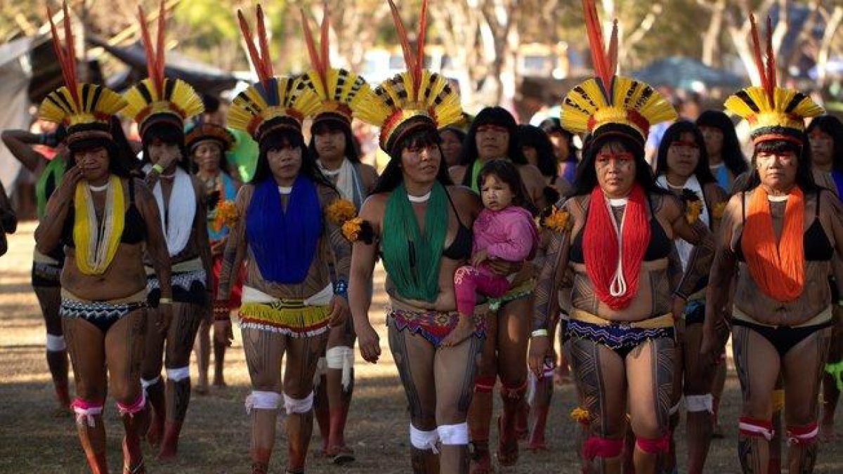 Mujeres indígenas participan en una jornada de protestas en Brasilia.-EFE