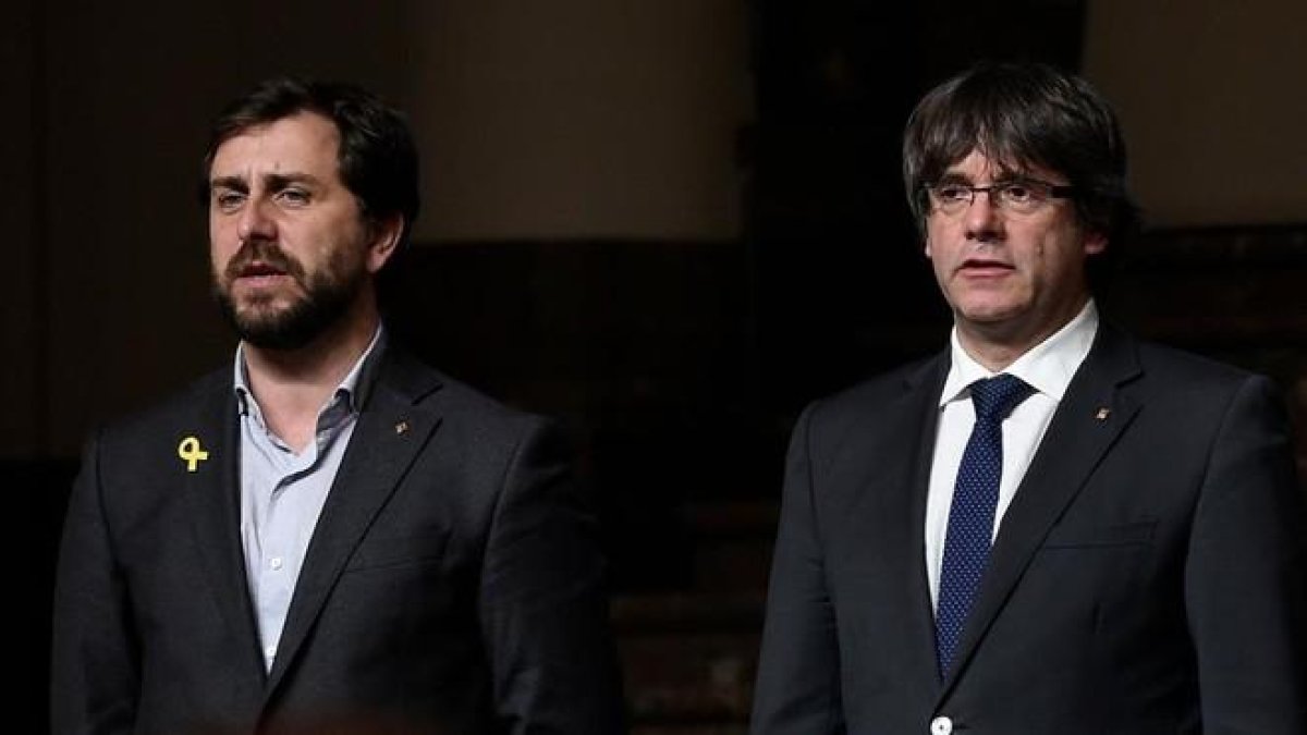 Toni Comín y Carles Puigdemont en Bruselas.-AFP / JOHN THYS