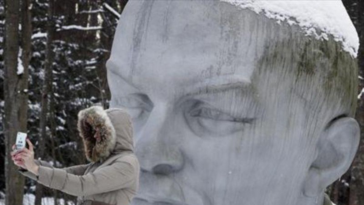 Una mujer se hace un selfi ante una estatua de Lenin cerca de San Petersburgo.-AP / DMITRI LOVETSKY