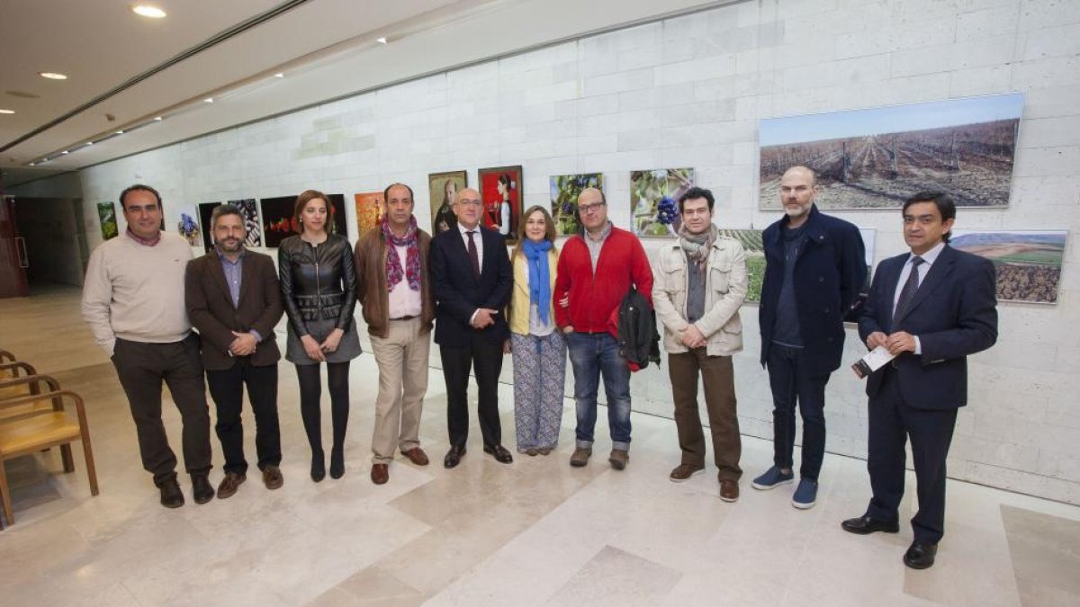 El presidente de la Diputación de Valladolid, Jesús Julio Carnero, visita la exposición del colectivo Simancas en el Museo Provincial del Vino.-ICAL