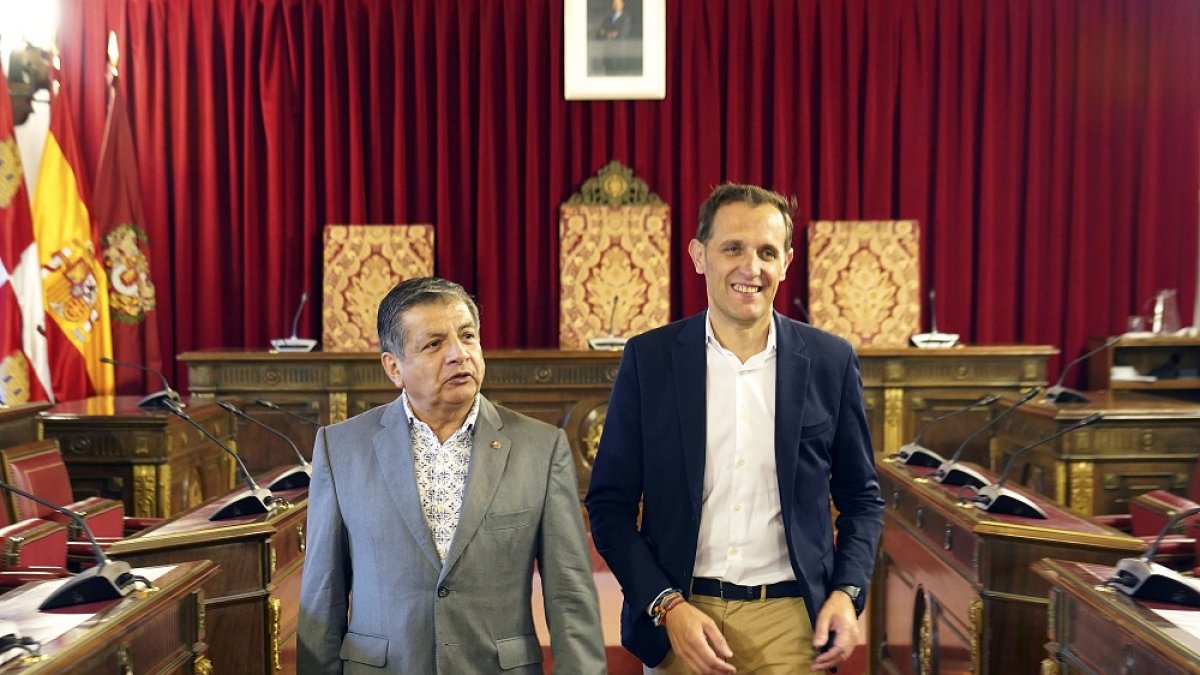 El presidente de la Diputación de Valladolid, Conrado Íscar, se reúne con el cónsul de Perú en Castilla y León, José Carlos Palomino.- Ical