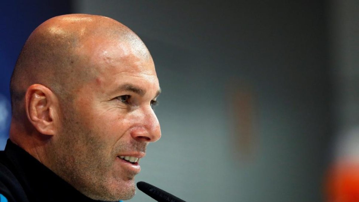 Zinedine Zidane muestra optimismo durante la conferencia de prensa previa a la cita contra el Bayern.-/ CHEMA MOYA (EFE)