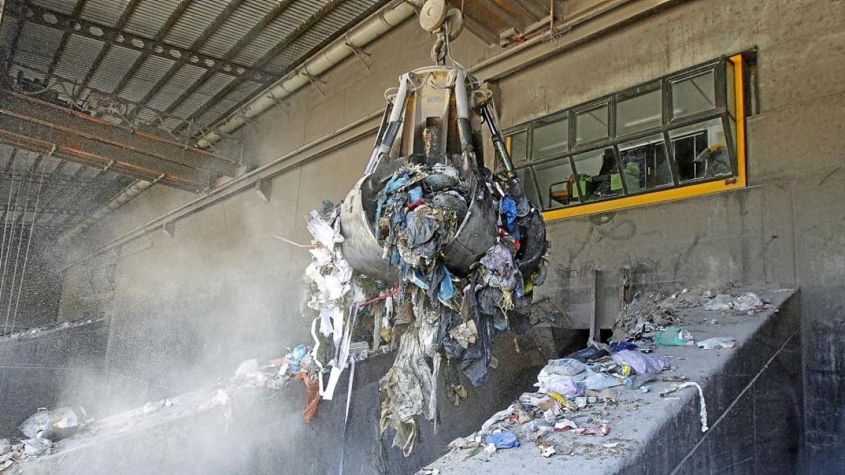 Una de las máquinas que saca la basura de los camiones en la planta.-J. M. LOSTAU