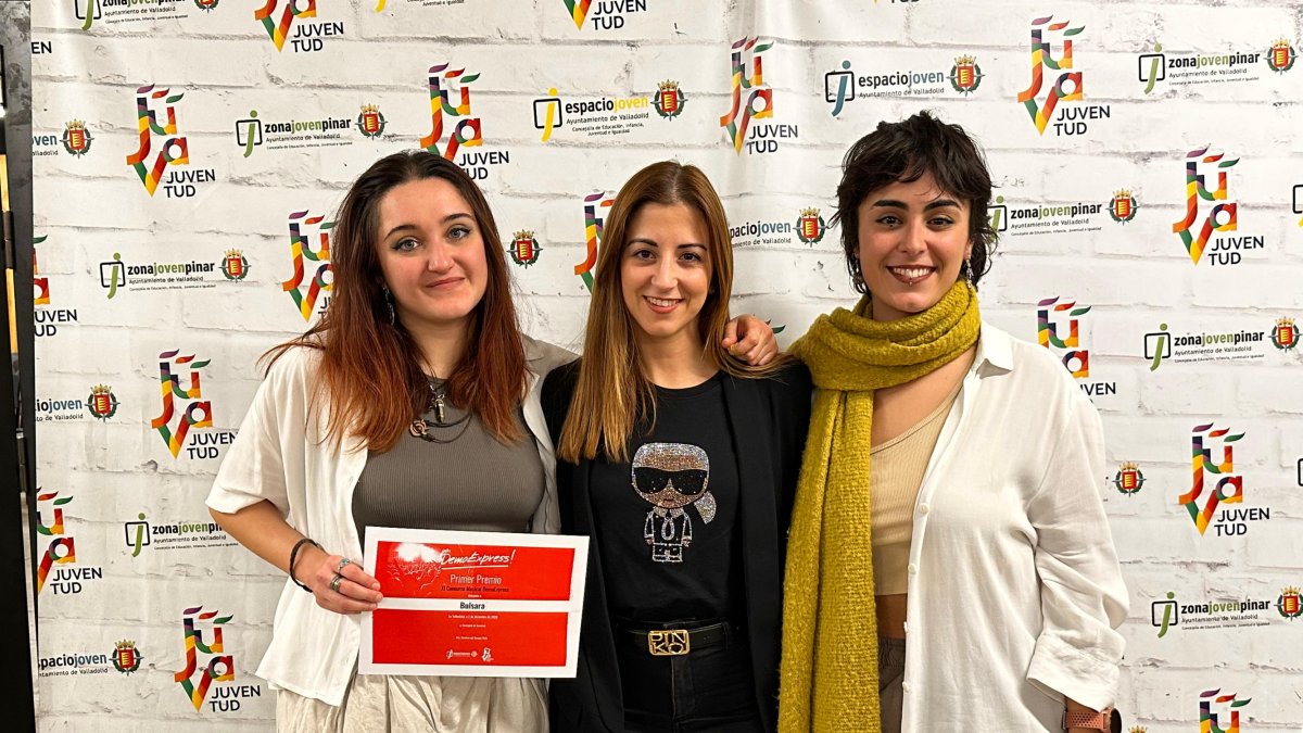 Las ganadoras de XI Concurso DemoExpress, Andrea Suárez e Irene Tamayo del dúo Bulsara, junto a la concejala delegada especial de Juventud, Carolina del Bosque Peón - E.M.