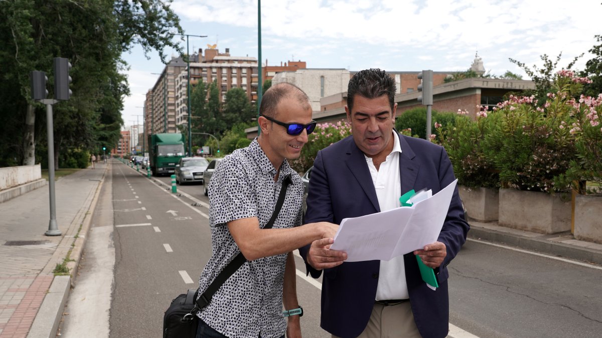El concejal de Tráfico y Movilidad del Ayuntamiento de Valladolid, Alberto Gutiérrez Alberca, presenta la modificación del carril bici del paseo de Isabel la Católica.- ICAL