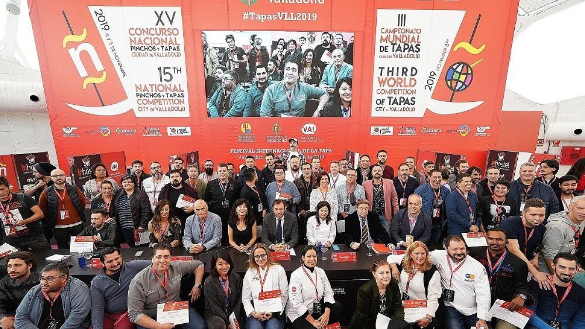 Foto de familia de participantes, organizadores y jurado de las modalidades nacional e internacional del Concurso de Pinchos y Tapas Ciudad de Valladolid, en la Cúpula del Milenio.-CARLOS ARRANZ