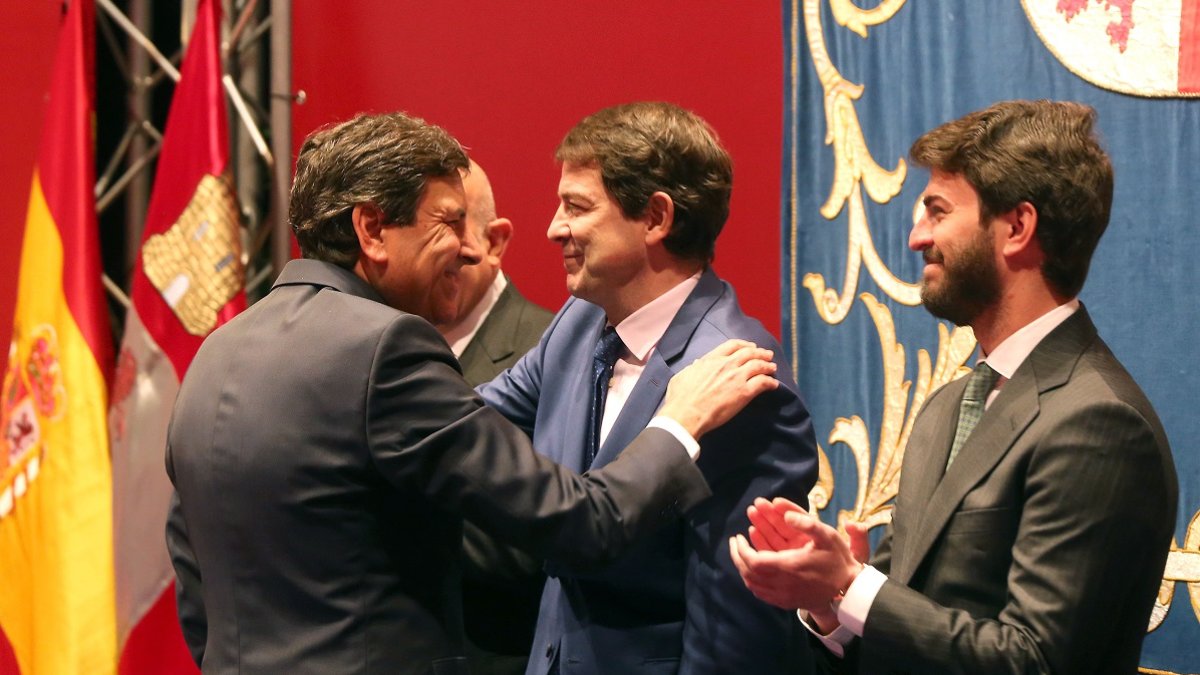 El presidente Mañueco se saluda con el consejero Carriedo ante la mirada del vicepresidente García-Gallardo. ICAL