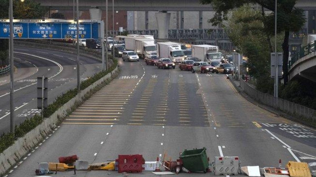 Grupos de manifestantes bloquearon la autopista Tolo.-AP