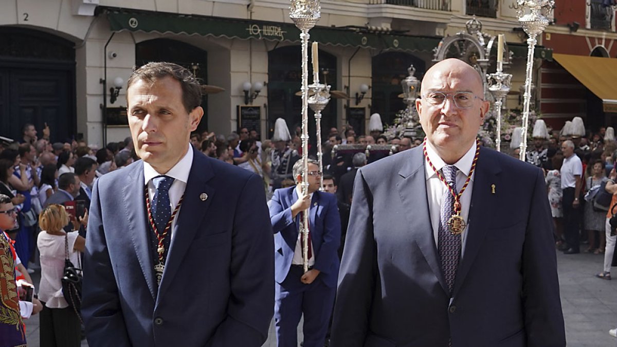 Conrado Íscar y Jesús Julio Carnero participan en la procesión de la Virgen de San Lorenzo en la mañana de este viernes. ICAL