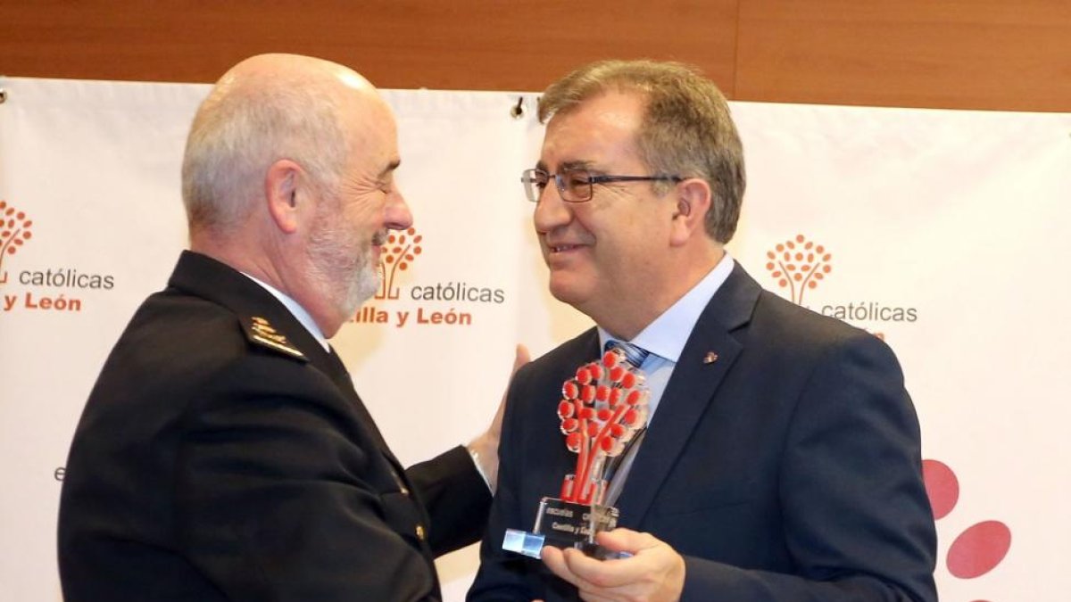 El jefe Superior de la Policía de Castilla y León, Jorge Zurita (I),recibe el galardón especial durante la entrega de los Premios Escuelas Católicas Castilla y León 2018, que reconocen cada curso la labor de docentes, centros e instituciones-ICAL