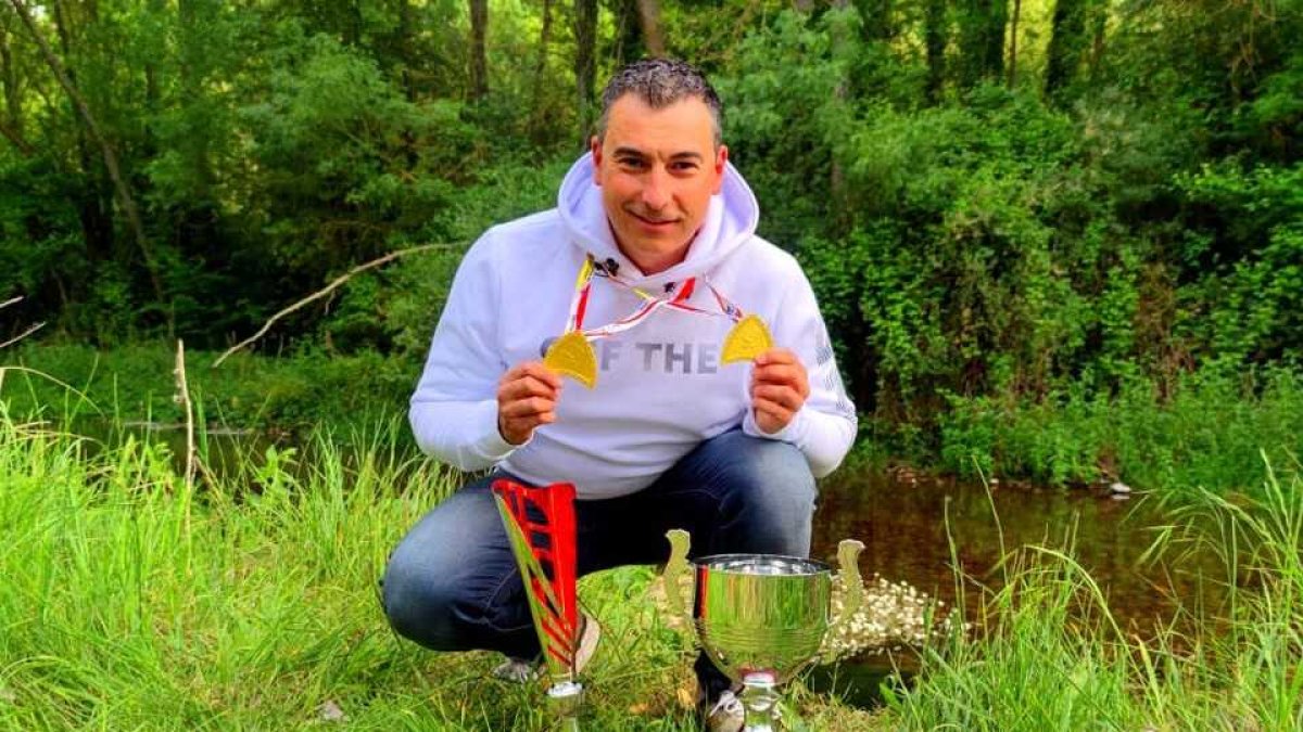 El bicampeón de España de salmónidos lance Alfonso Mazuelas con sus dos medallas de oro. / Leonado de la Fuente.