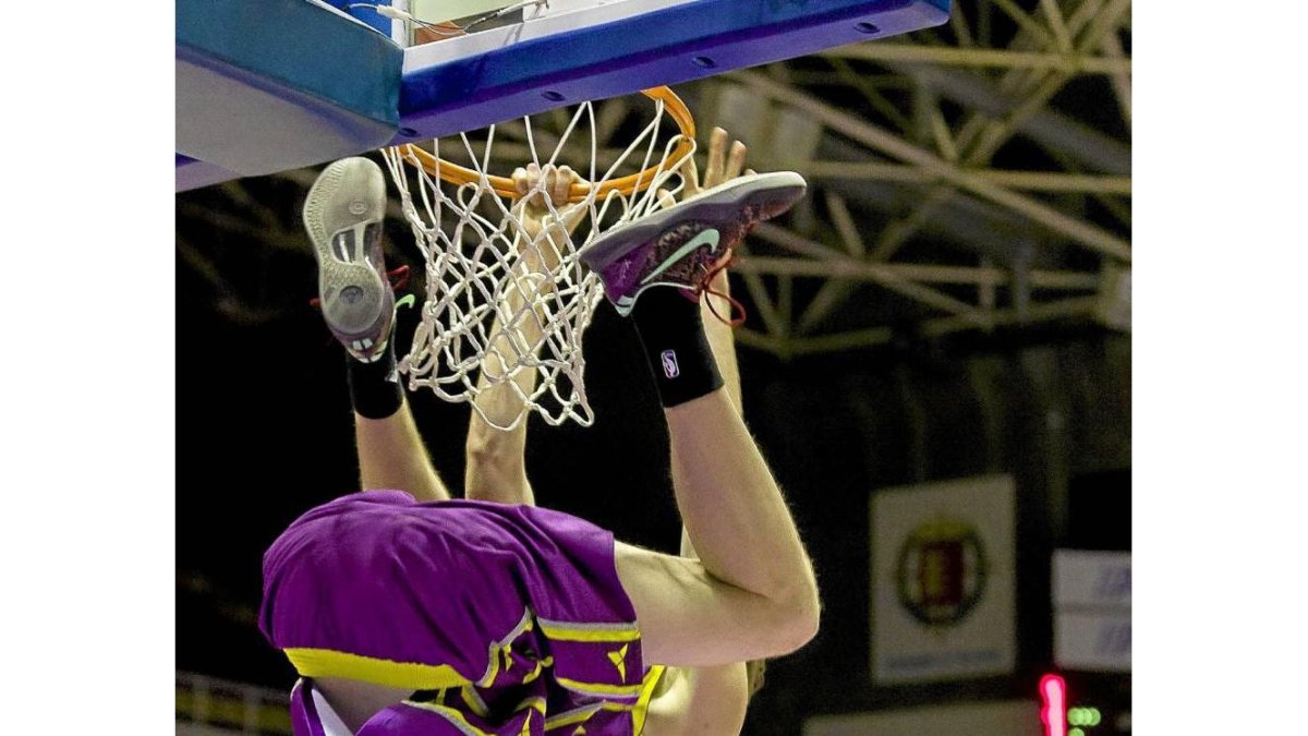 Javi Lucas se cuelga del aro de forma acrobática, tras machacarlo durante el tercer cuarto-Pablo Requejo