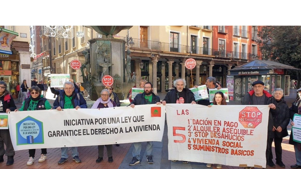 Cerca de 50 personas se concentran por una ley que garantice la vivienda. EUROPA PRESS