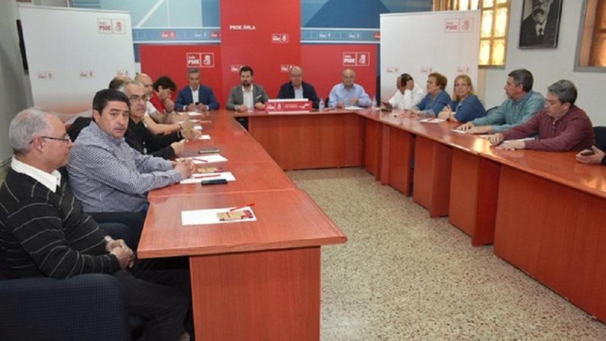 Luis Tudanca mantuvo ayer una reunión con los sindicatos de las empresas auxiliares de Nissan.-ICAL
