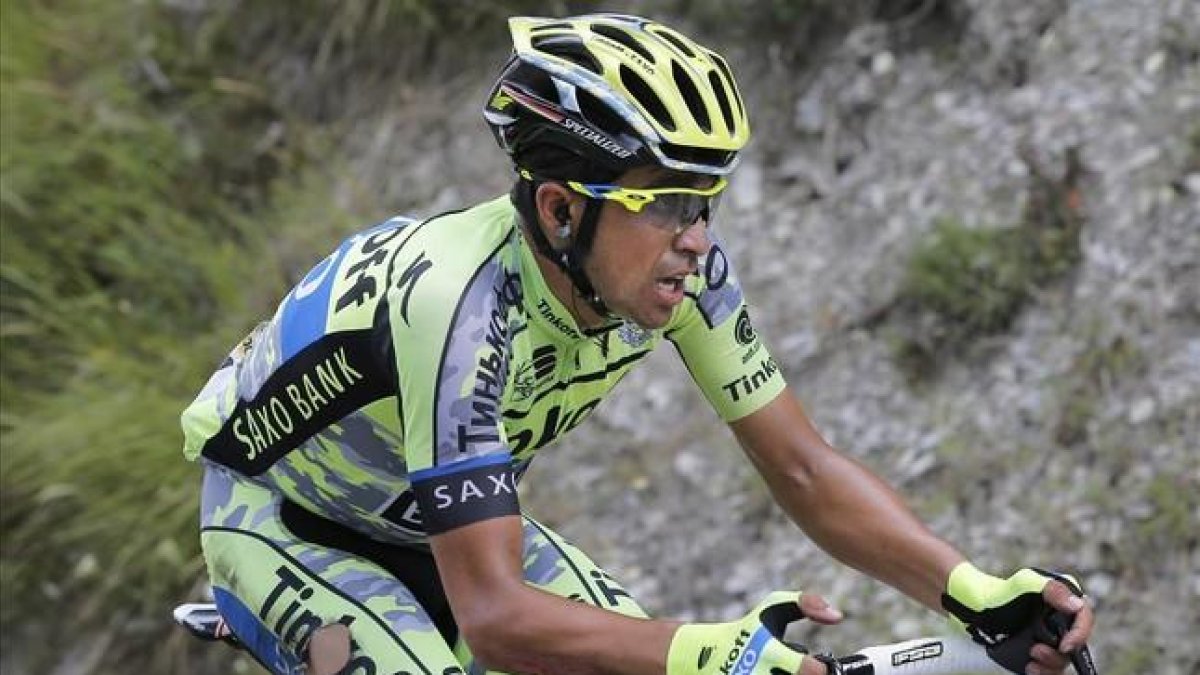 Alberto Contador, camino de Pra Loup, en el pasado Tour, tras la caída.-AP/ CHRISTOPHE ENA