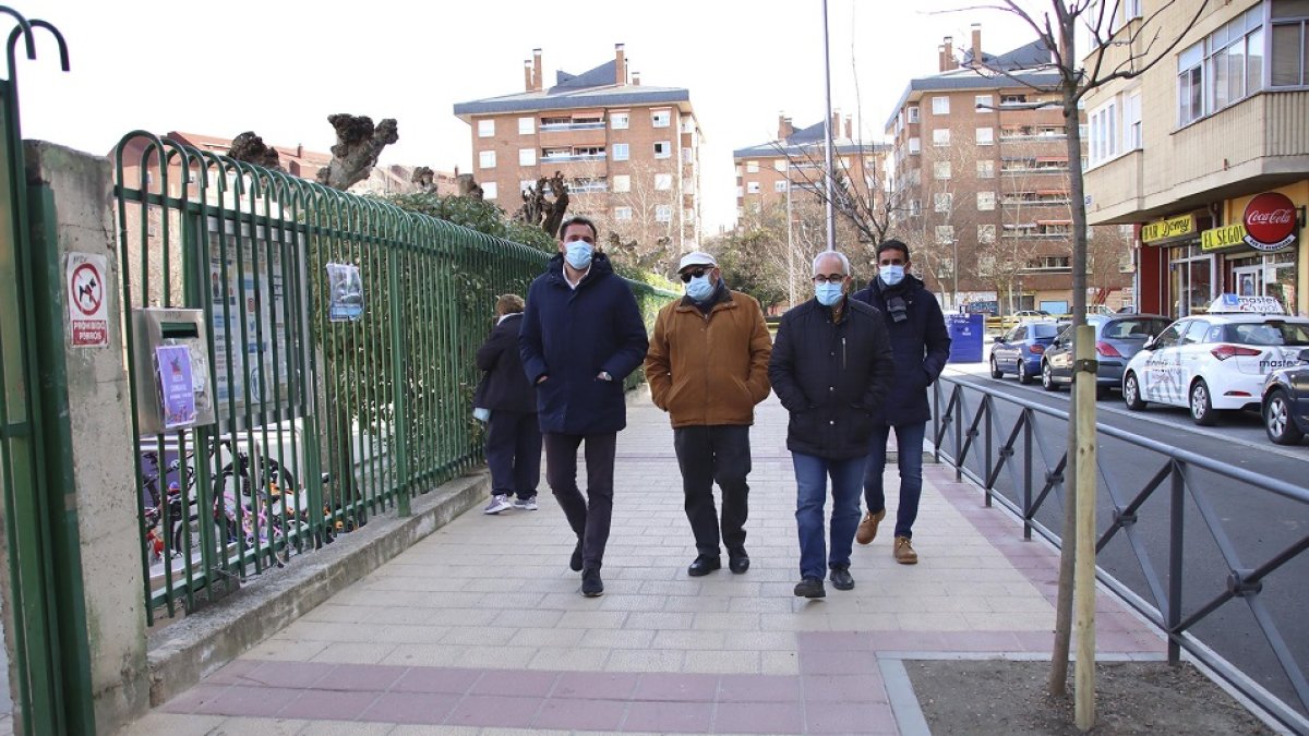 REURBANIZACIÓN DE LA CALLE HUERTAS. El alcalde, Óscar Puente, visitó ayer la calle Huerta tras  reurbanizarse en el tramo entre el Paseo del Cauce y la calle Covadonga. Con una inversión de 180.000 euros, fue una actuación solicitada por los vecinos en los presupuestos participativos y ha  permitido mejorar los accesos al colegio Federico García Lorca.