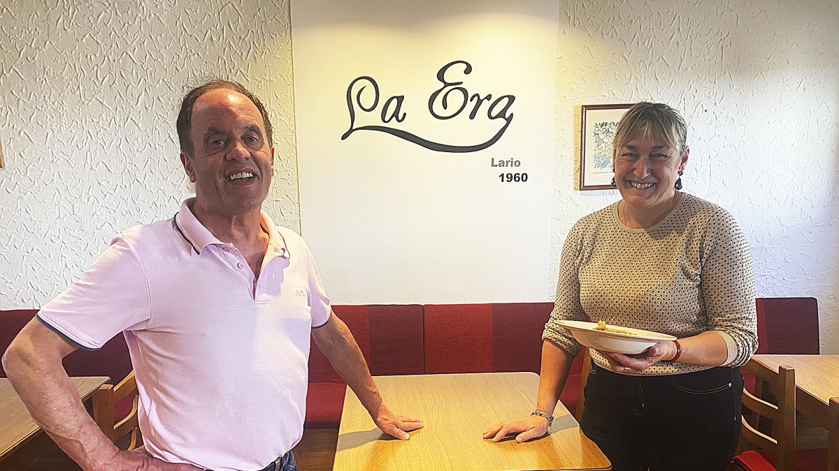 Tino y Rosa en el comedor del restaurante La Era, en Lario, un día de cocido montañés.