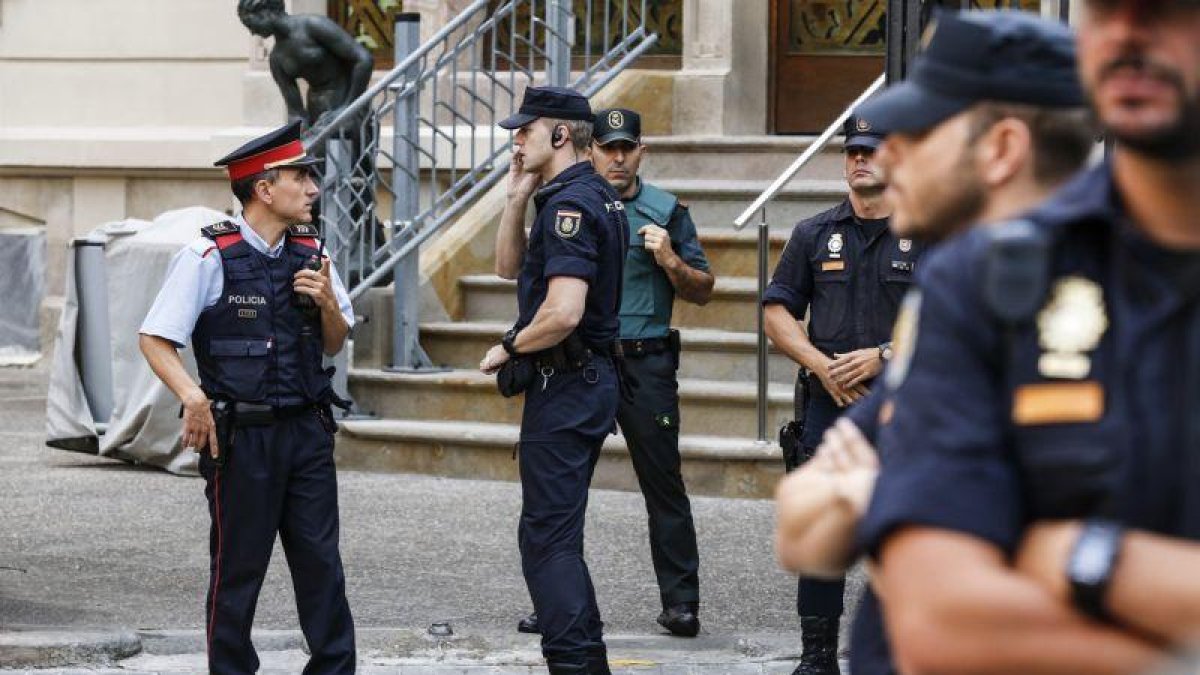 Agentes de la Policía Nacional, la Guardia Civil y los Mossos dEsquadra.-EL PERIÓDICO