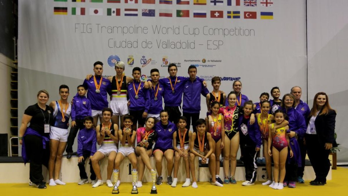 Los integrantes de la expedición en elCampeonato de España del Gimnasia Acrobática Valladolid posan con su botín de medallas individuales y los tres trofeos por equipos.-MONTSE ÁLVAREZ