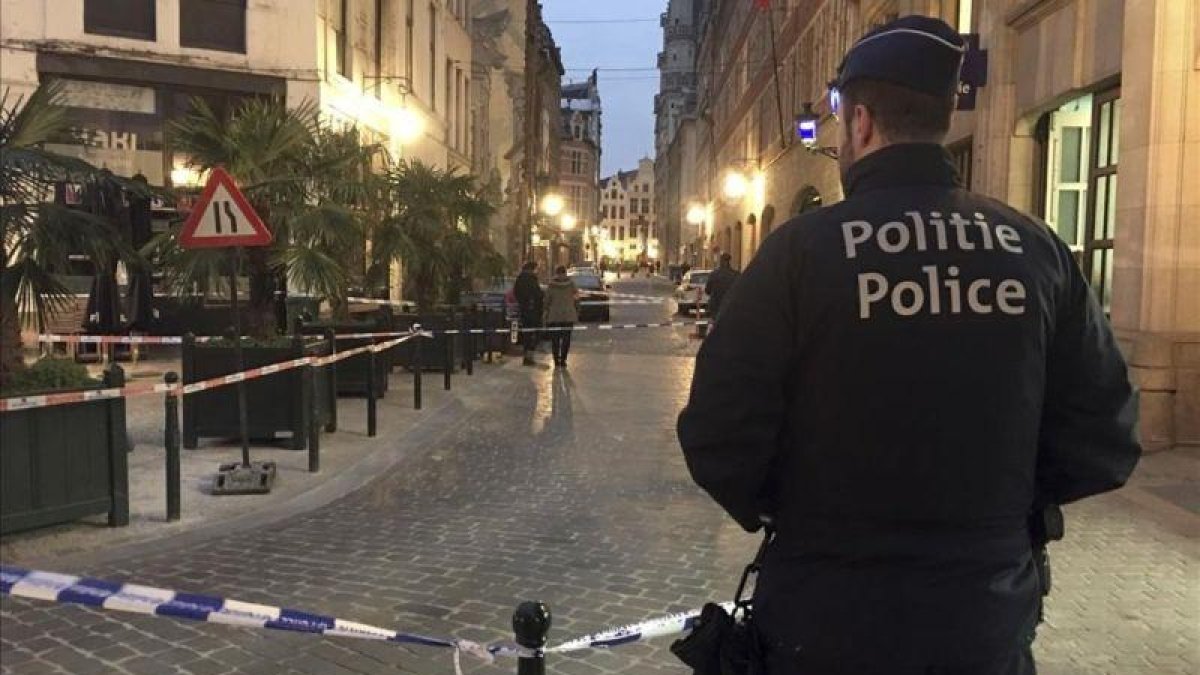 Cordón policial en la zona donde se ha producido el ataque, en Bruselas.-EL PERIÓDICO