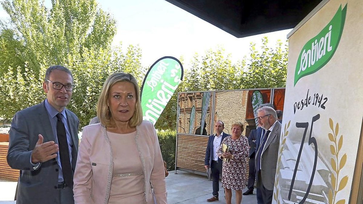 La consejera Pilar del Olmo y el representante del consejo de administración de Santiveri, Enrique Torres, ayer en Peñafiel.-ICAL