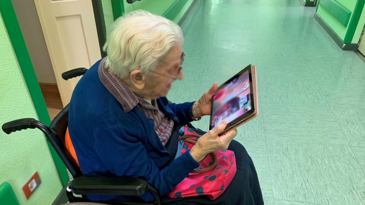 Una anciana utiliza una tablet para realizar una videollamada.- E. M.