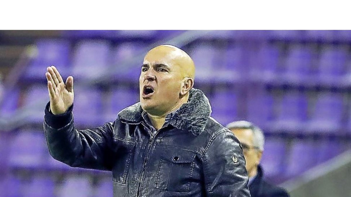 Luis César da una orden a sus jugadores durante el partido frente al Oviedo.-J. M. LOSTAU